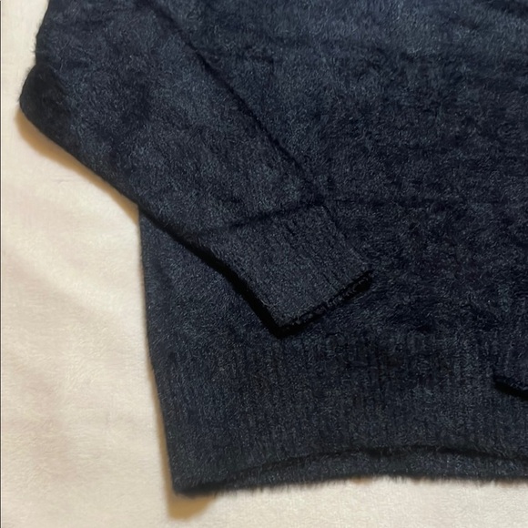 NWT Women’s Bleu Gray Ultra Soft Fuzzy Black Crew Neck Sweater sz L - Picture 4 of 9